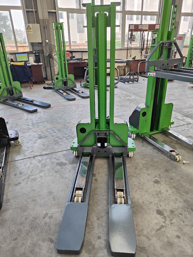 Carrello Elevatore Elettrico A - Electric Forklift recensione e prezzo